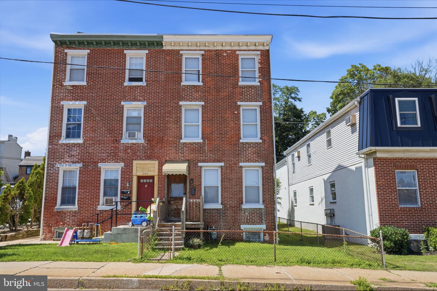 251 E Market St Property Photo 3