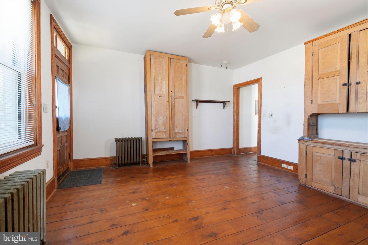 251 E Market St Property Photo 4