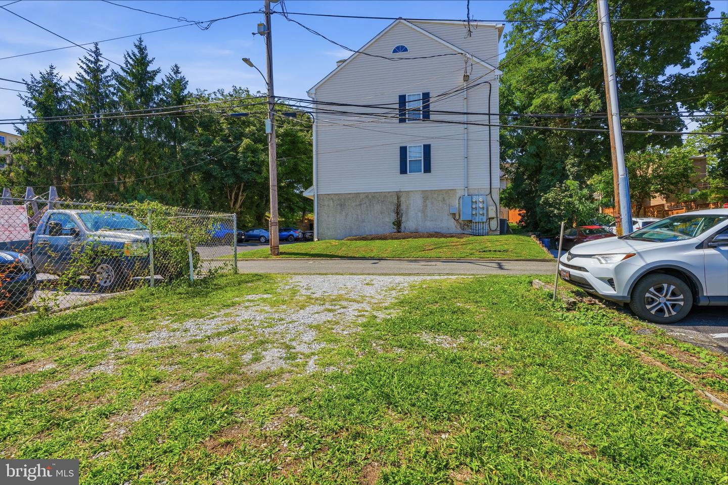 251 E Market St Property Photo 35