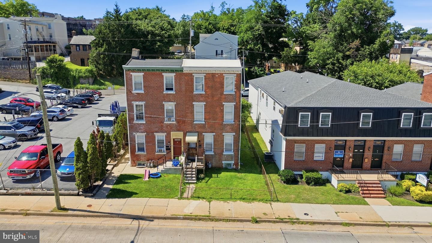 251 E Market St Property Photo 42
