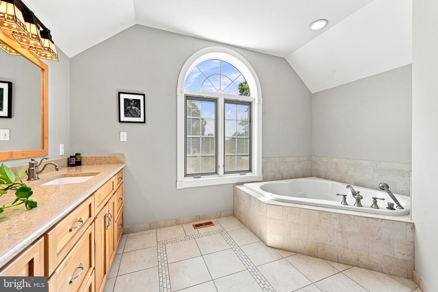 2 Quail Run Ln Property Photo 15
