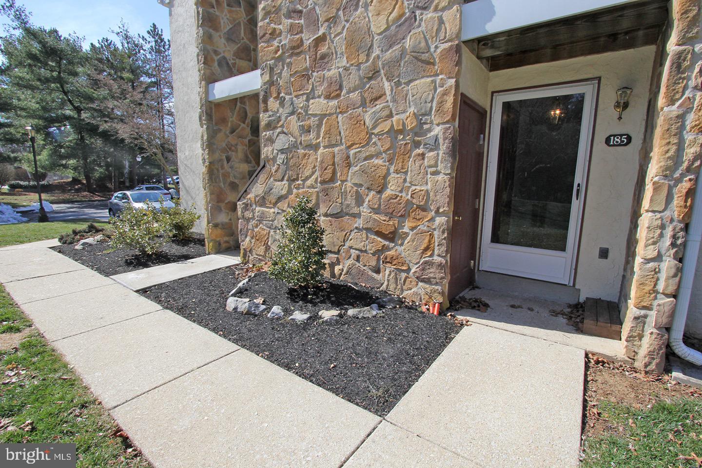 185 VALLEY STREAM CIR Property Photo 1