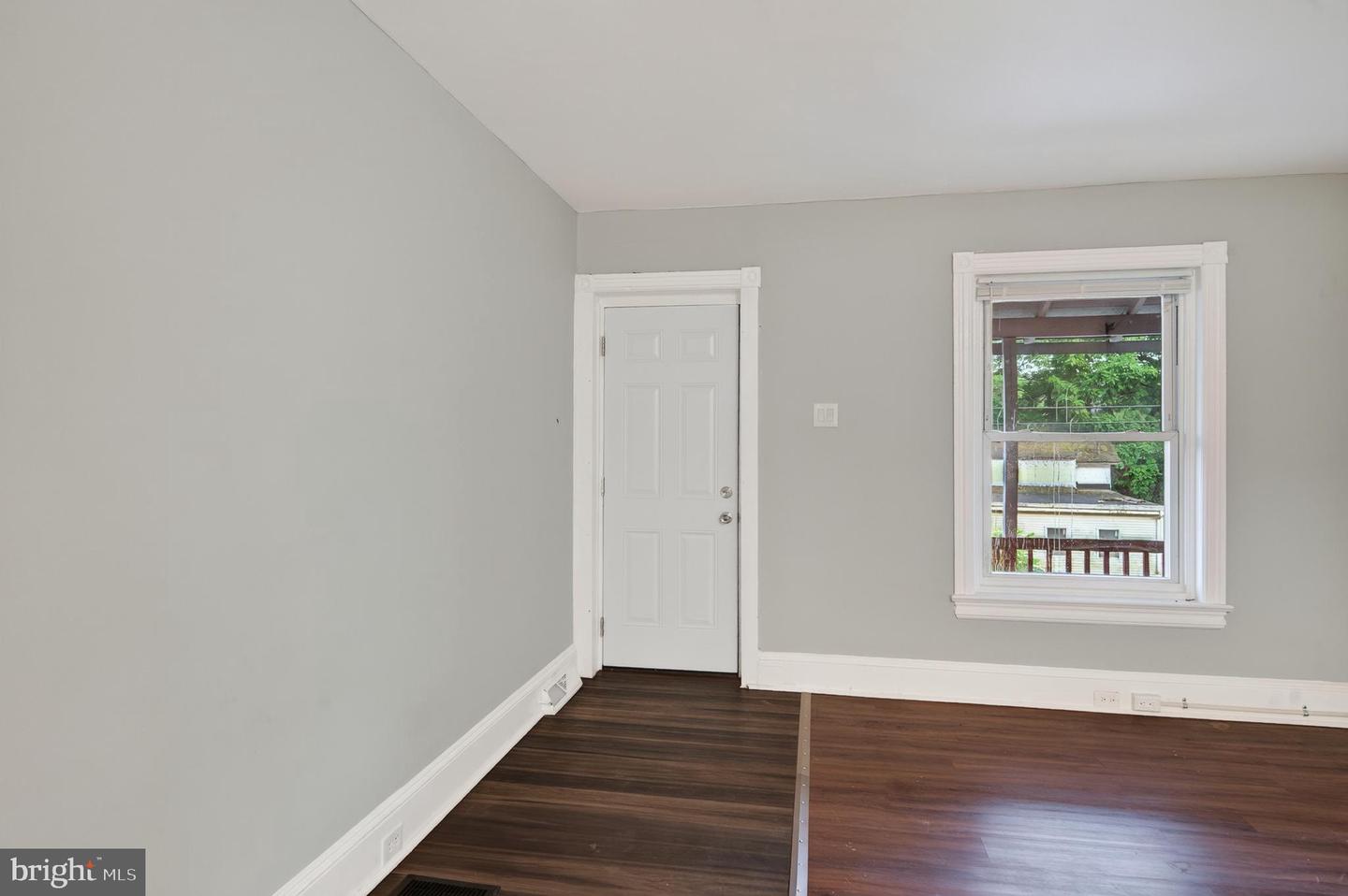 605 Coates St Property Photo 4