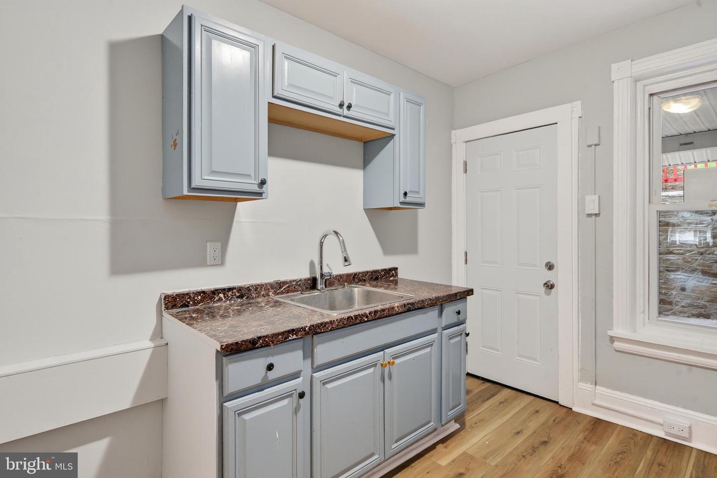 605 Coates St Property Photo 12