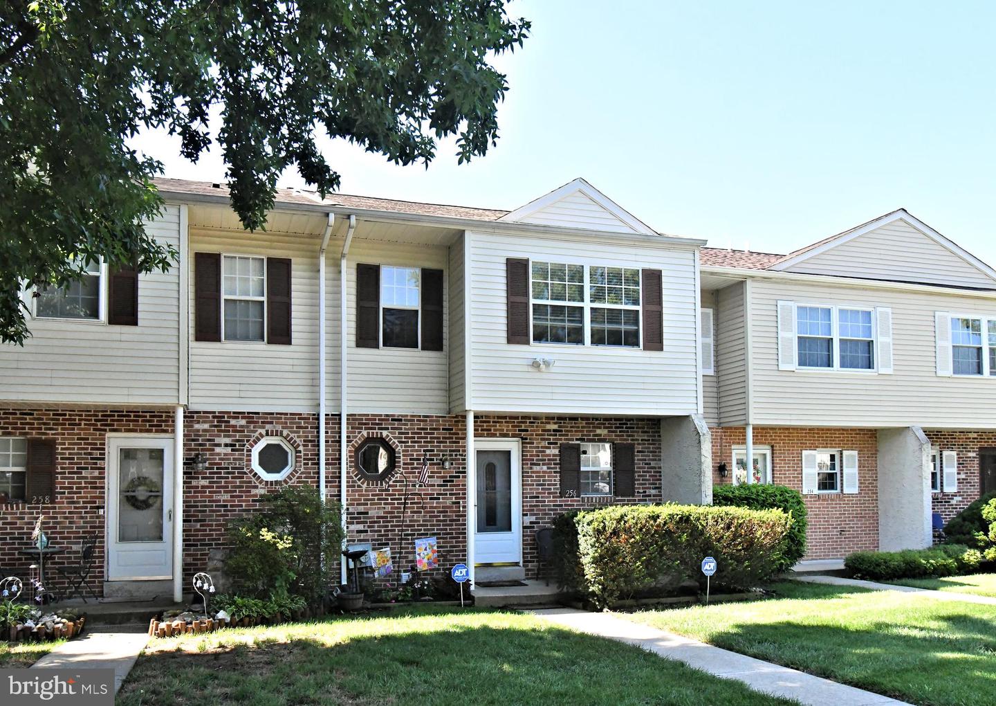 256 Carlyn Ct Property Photo 1