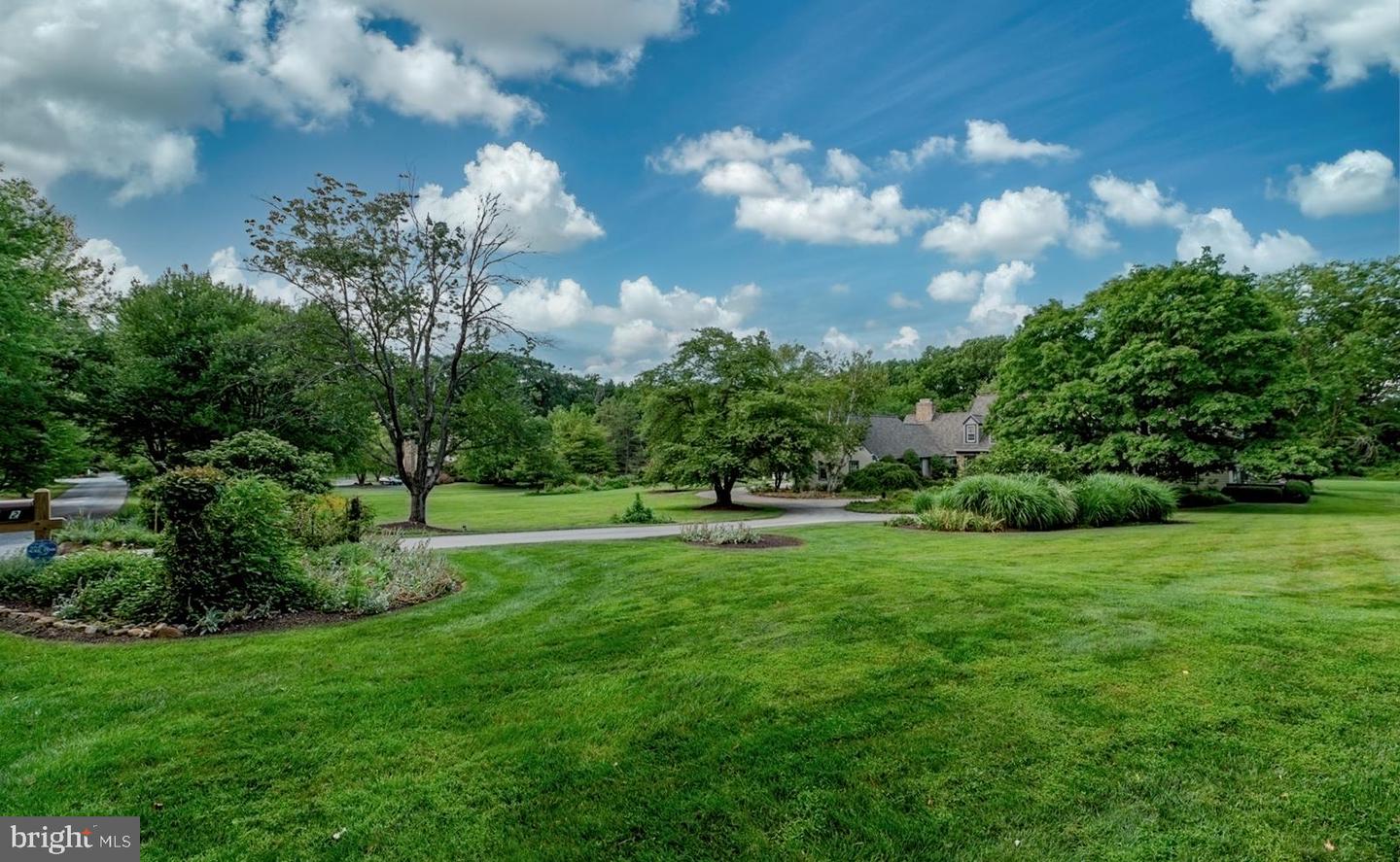 2 Steeplechase Ln Property Photo 4