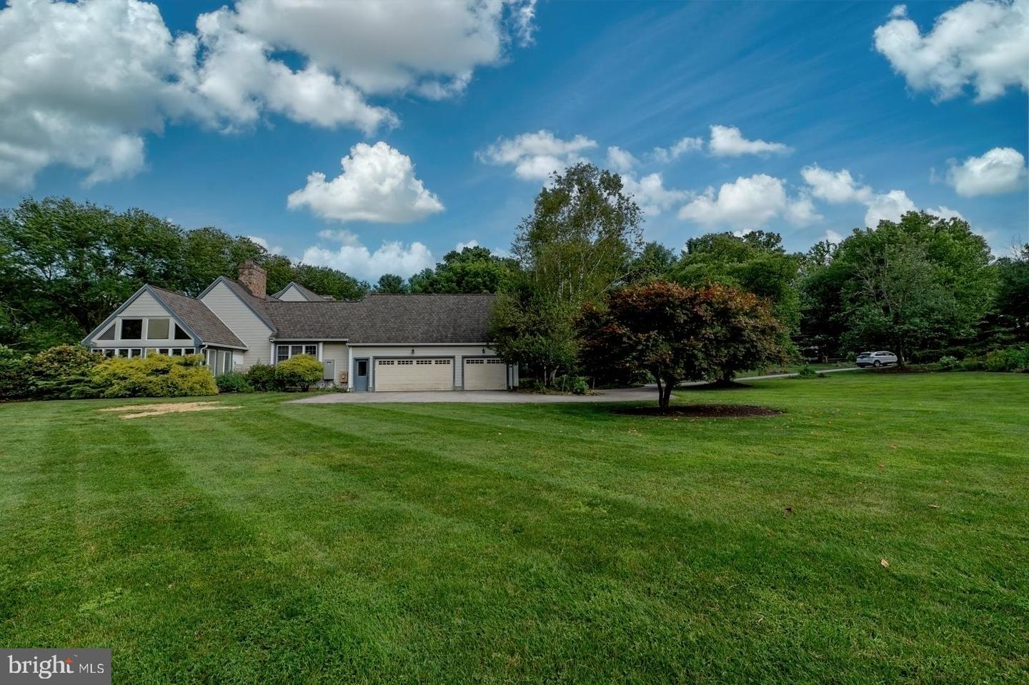2 Steeplechase Ln Property Photo 5