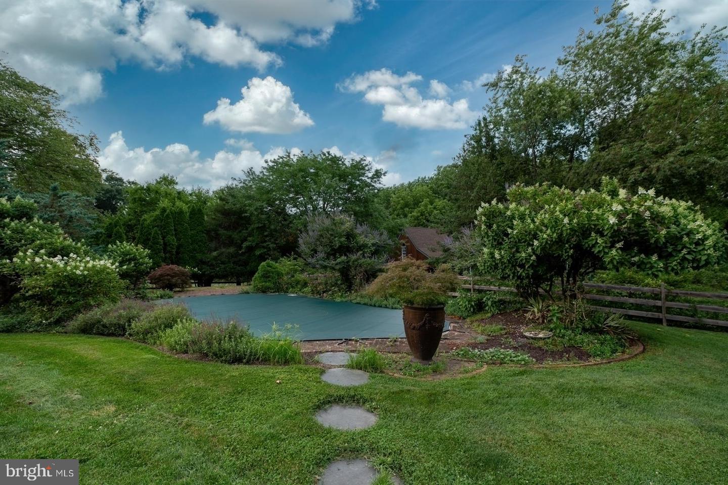 2 Steeplechase Ln Property Photo 8