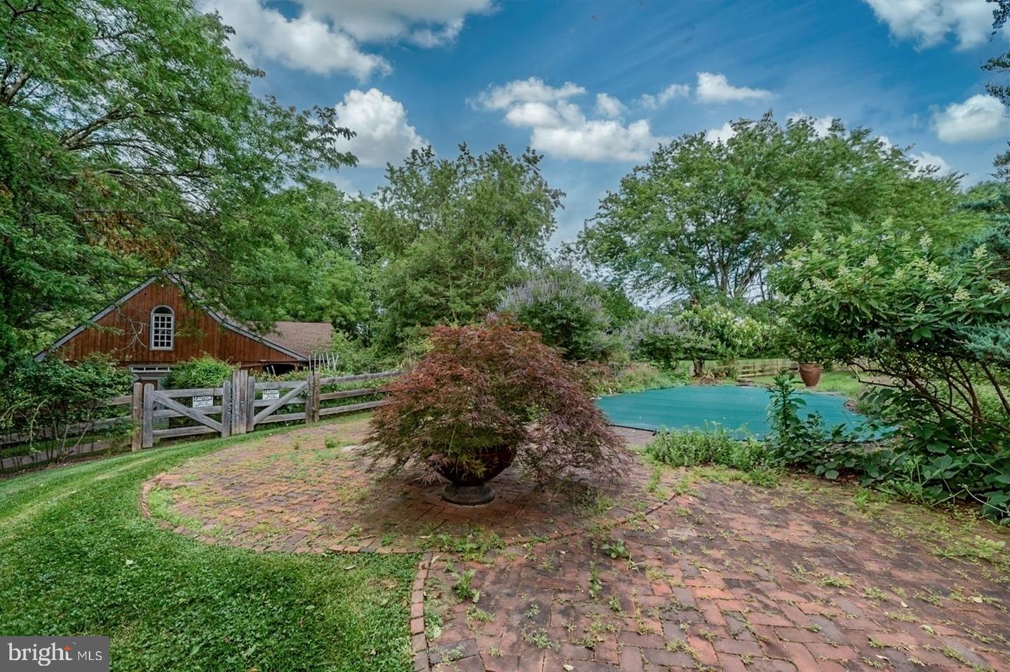 2 Steeplechase Ln Property Photo 9