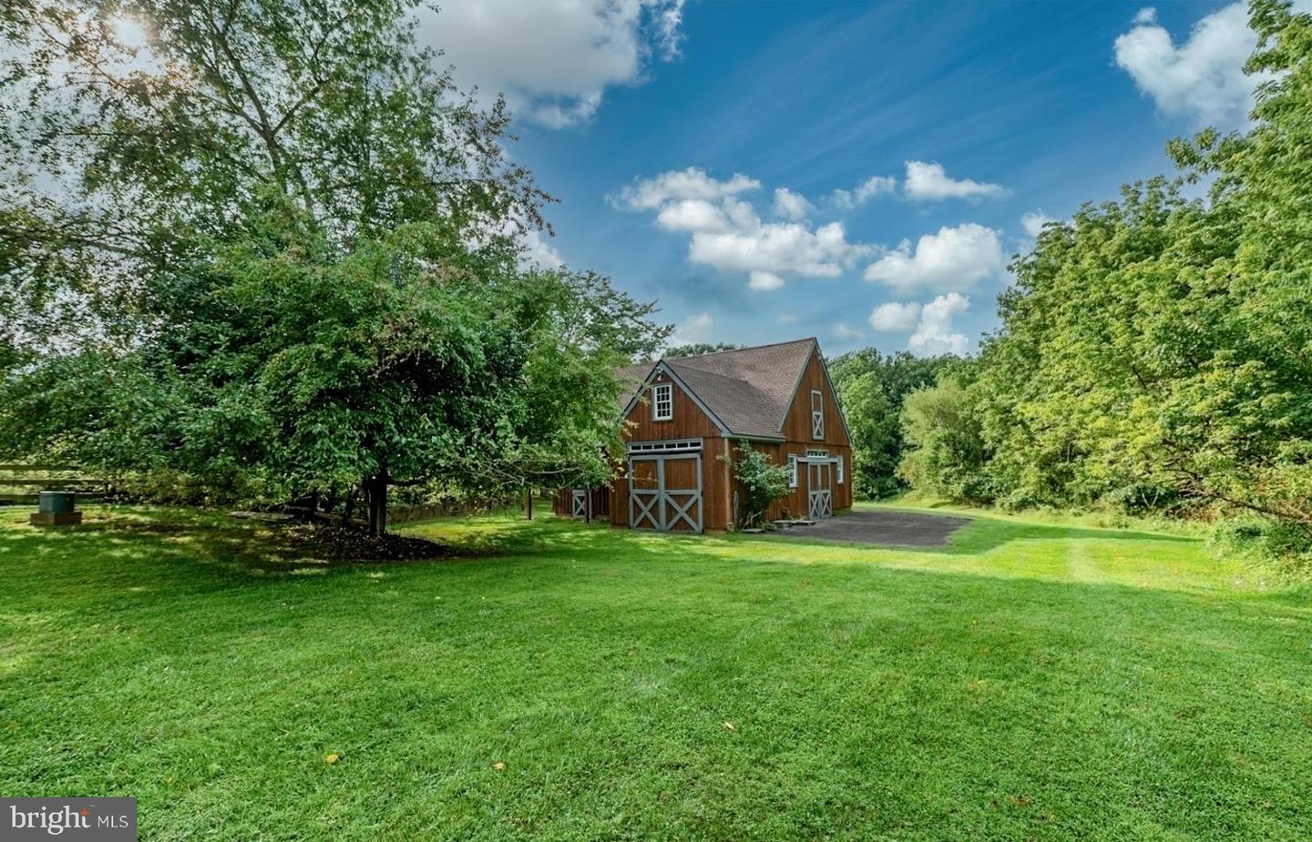 2 Steeplechase Ln Property Photo 10