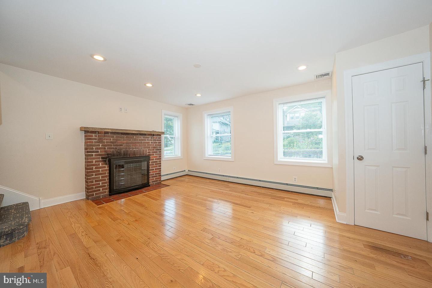 107 W Circular Ave Property Photo 6