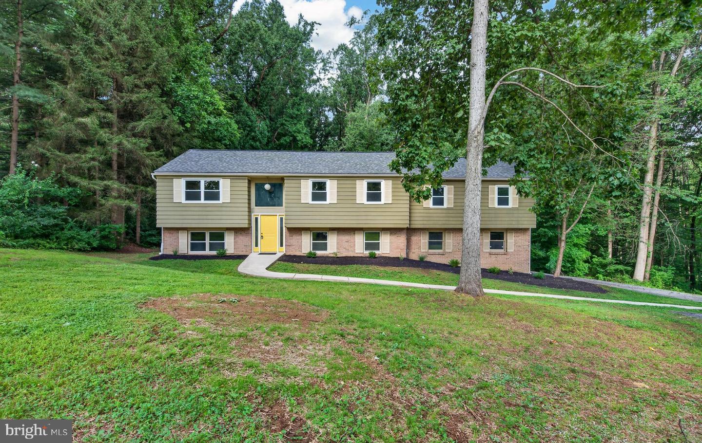 90 Schoolhouse Ln Property Photo 1
