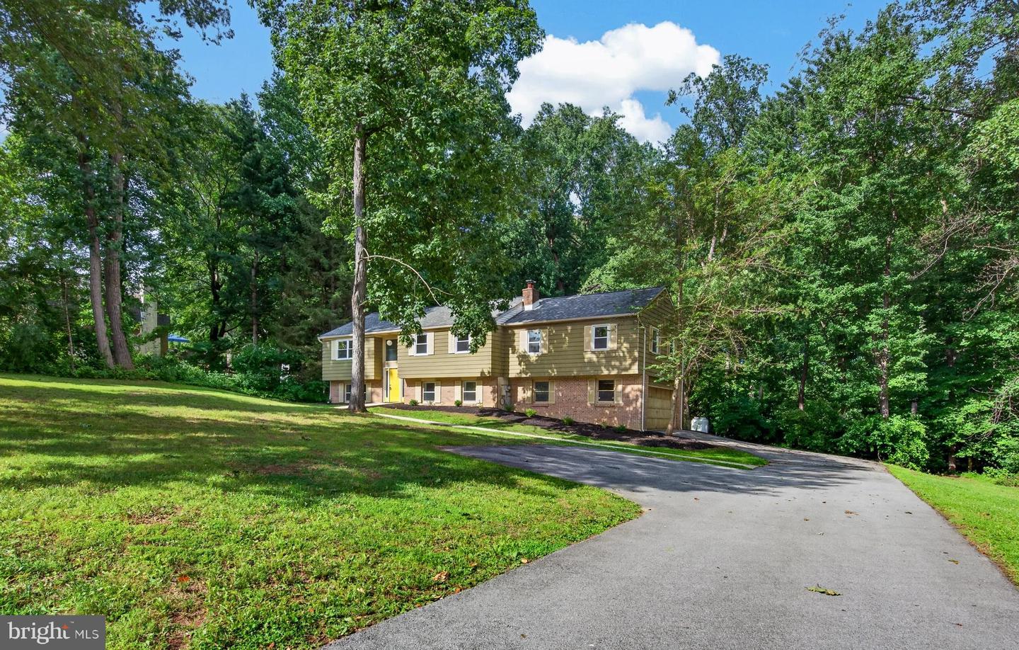 90 Schoolhouse Ln Property Photo 2