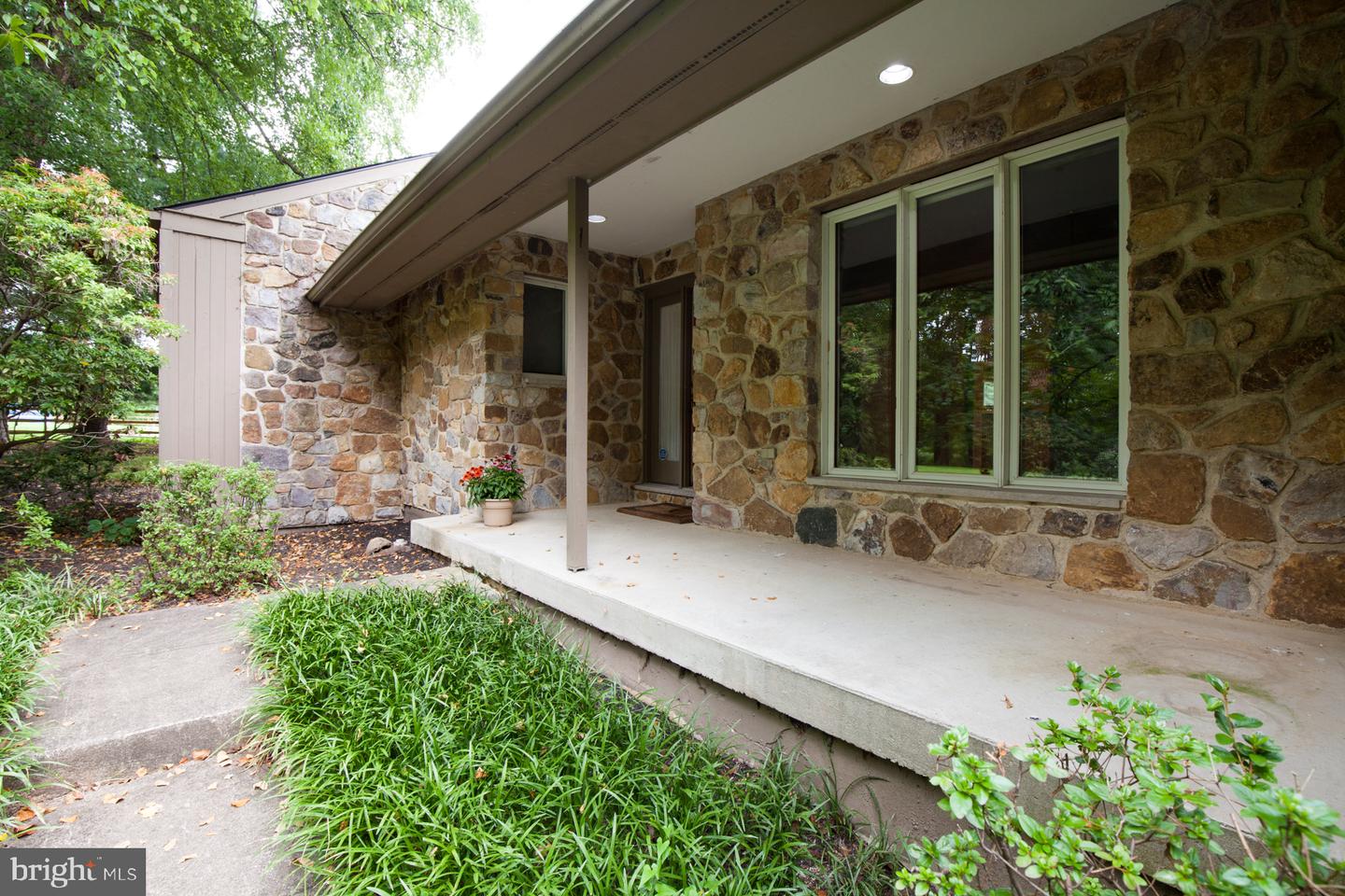1400 Hickory Hill Rd Property Photo 4
