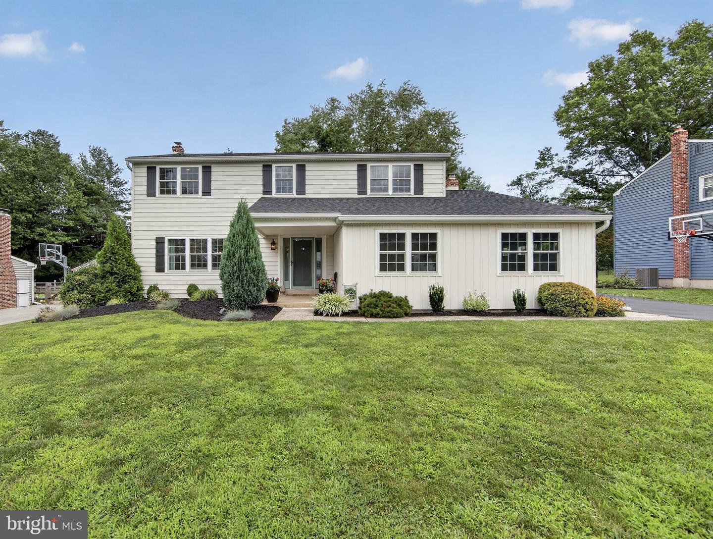 75 HAWTHORNE LN