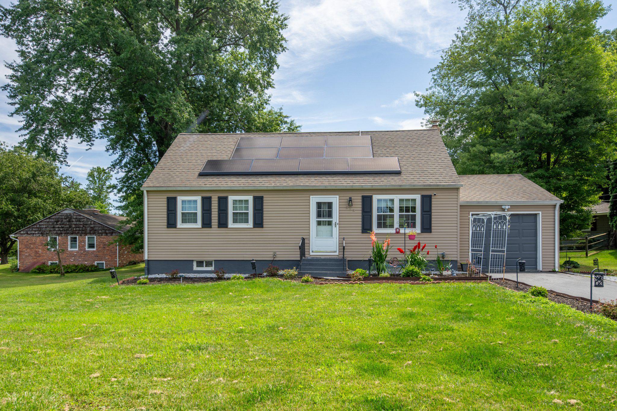 315 Oak Ln W Property Photo 1