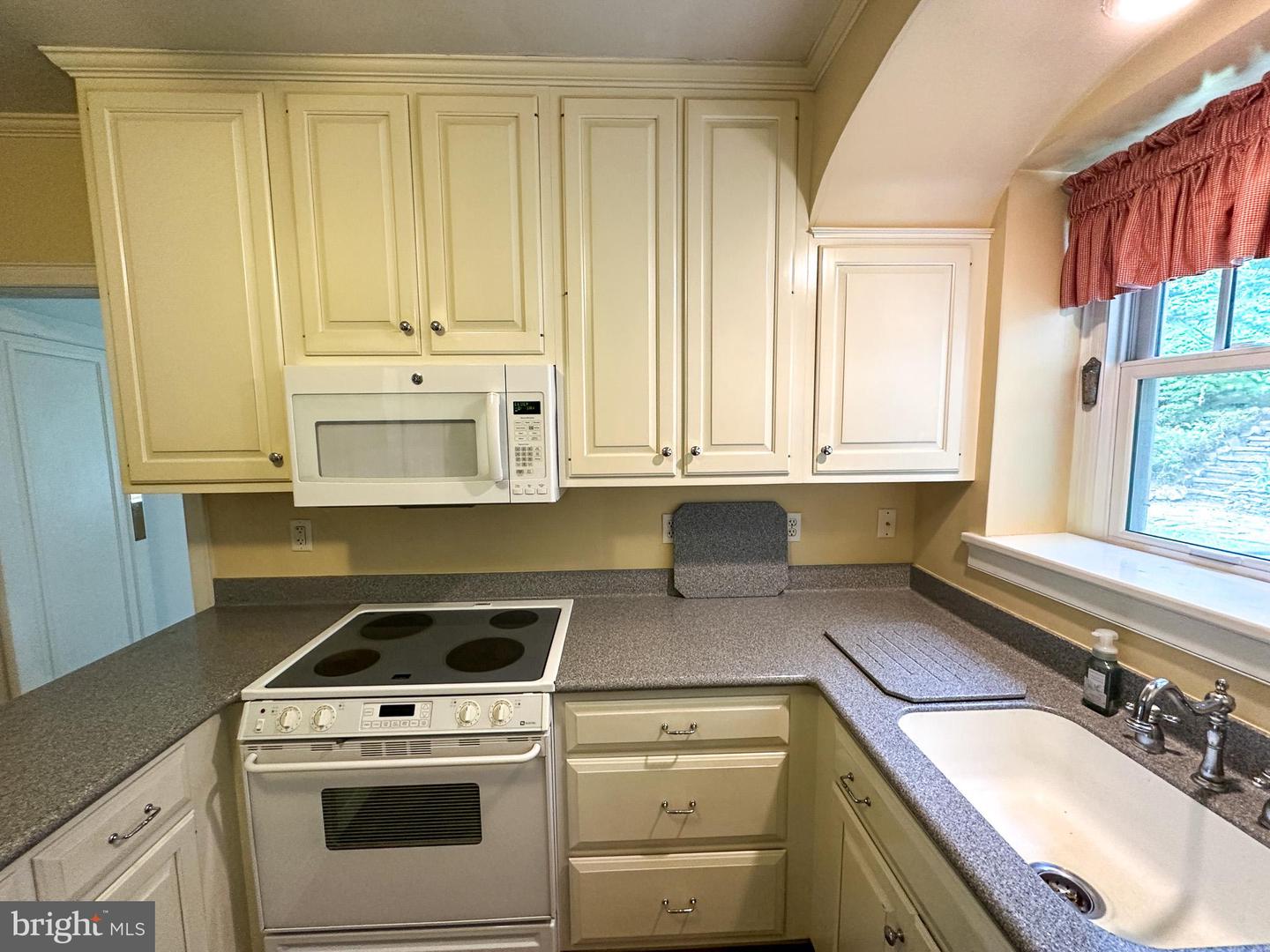 4813 Horseshoe Pike Property Photo 17