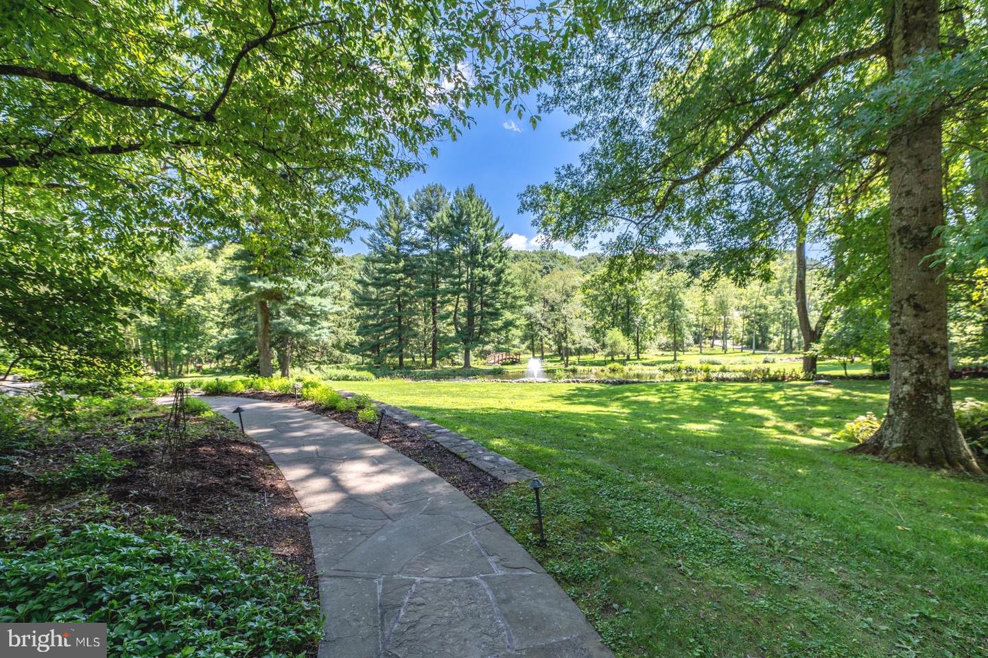 1045 Lower Pine Creek Rd Property Photo 3