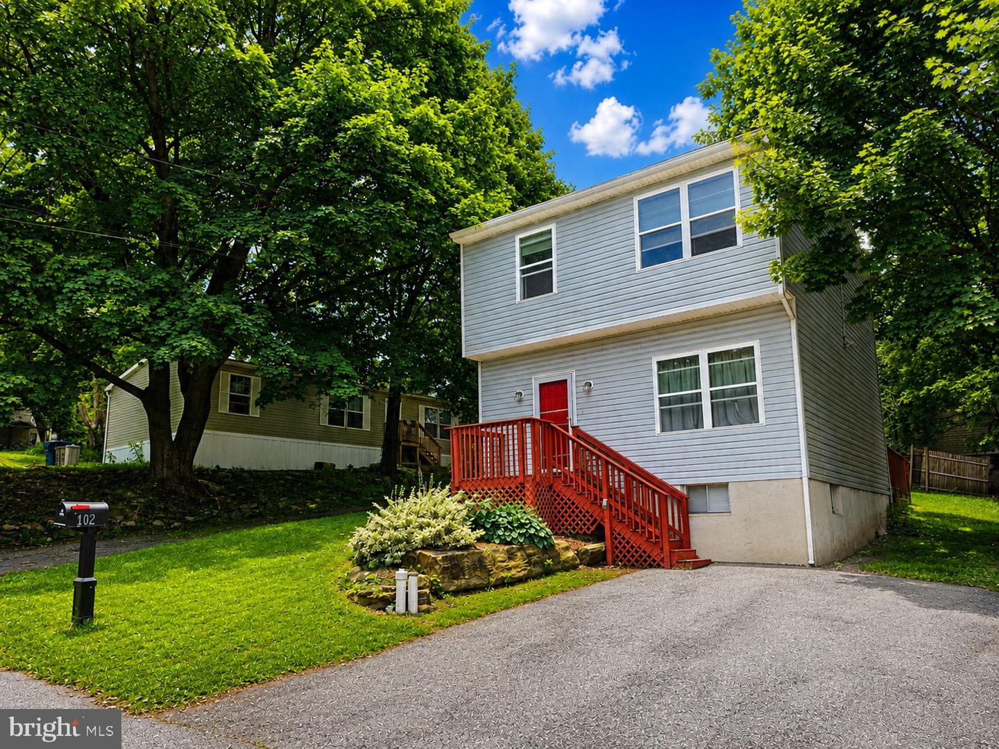 102 NICHOLS AVE