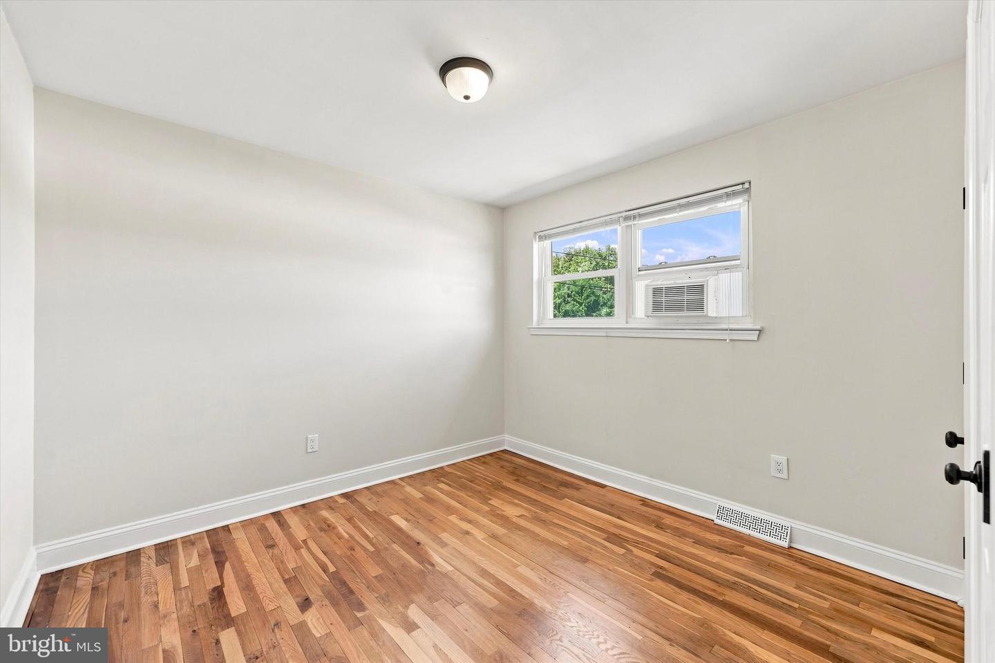 438 W Chestnut St Property Photo 15