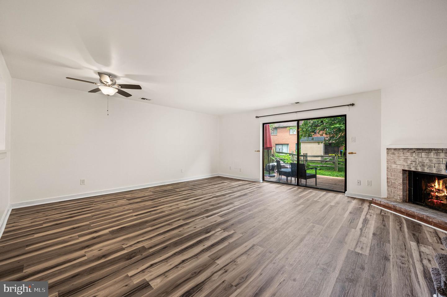 135 Caernarvon Ct Property Photo 4