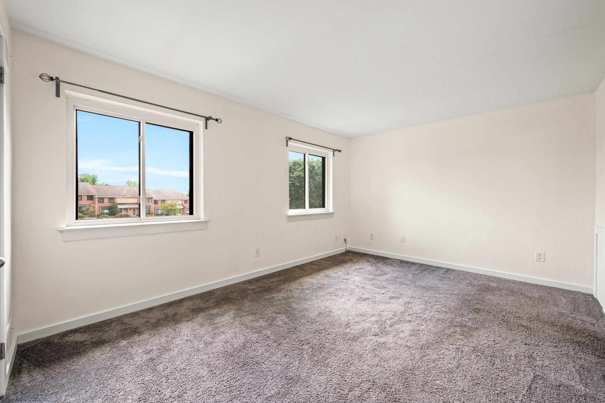 135 Caernarvon Ct Property Photo 8