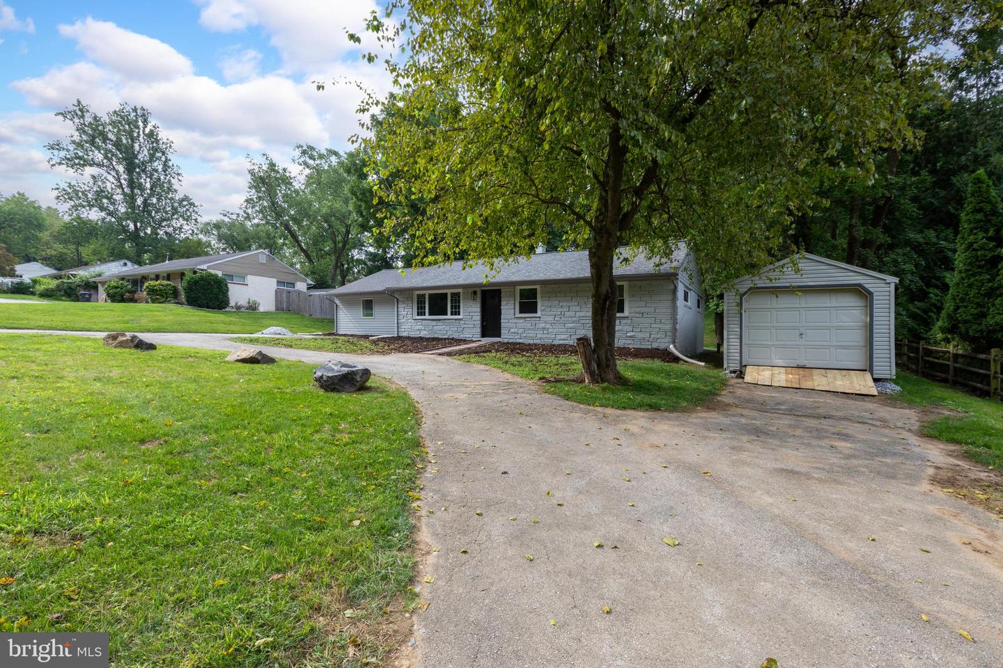 1016 W Boot Rd Property Photo 1