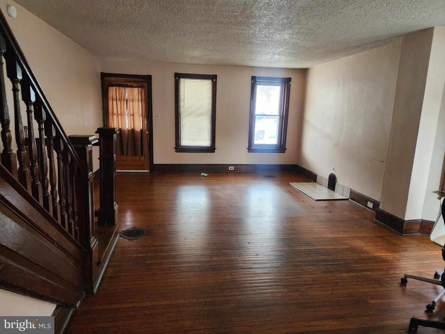 118 S 6th Ave Property Photo 1