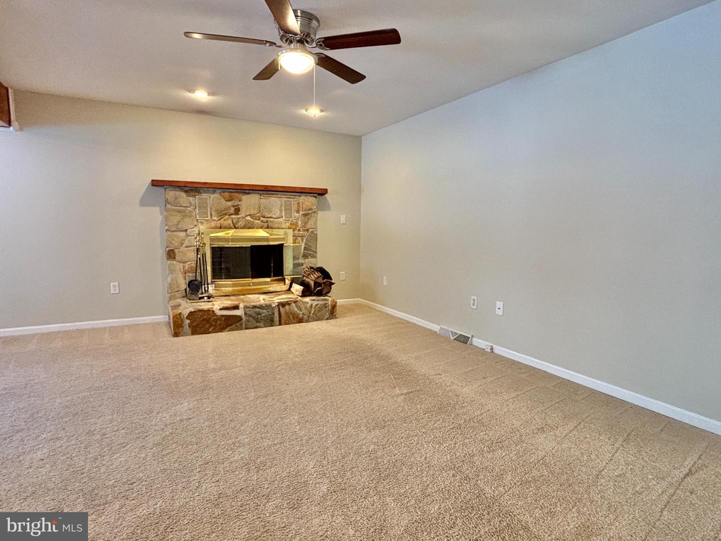 498 Dean Dr Property Photo 3