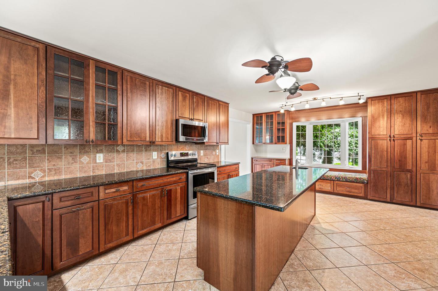 105 Scotts Glen Rd Property Photo 11