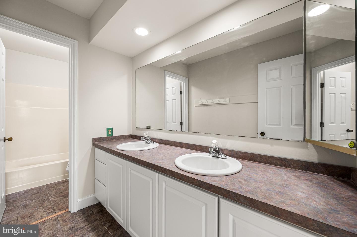 105 Scotts Glen Rd Property Photo 32