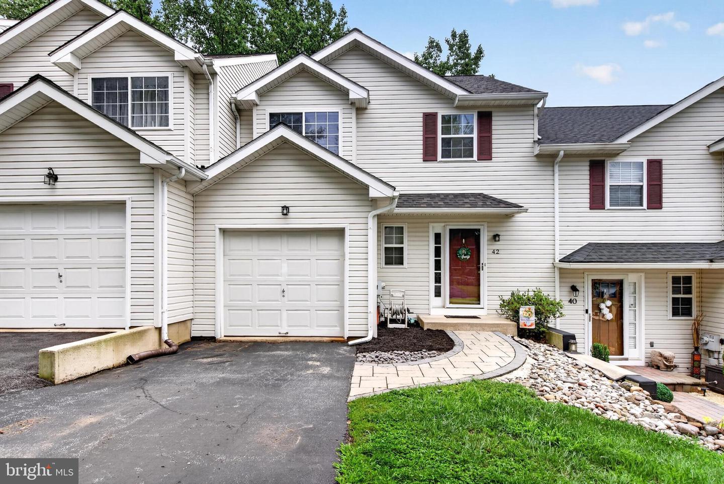 42 Pinckney Dr Property Photo 1