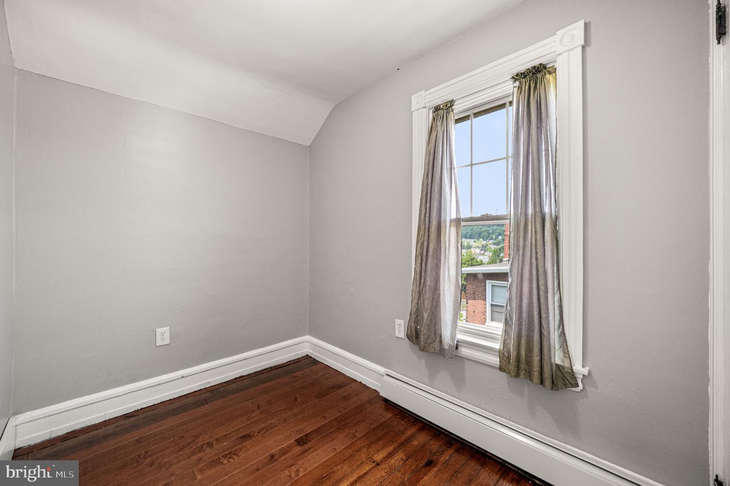 114 Chester Ave Property Photo 20