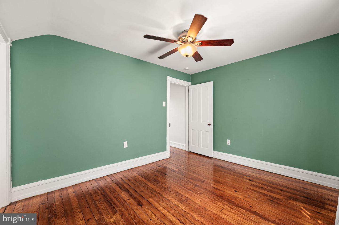 114 Chester Ave Property Photo 23