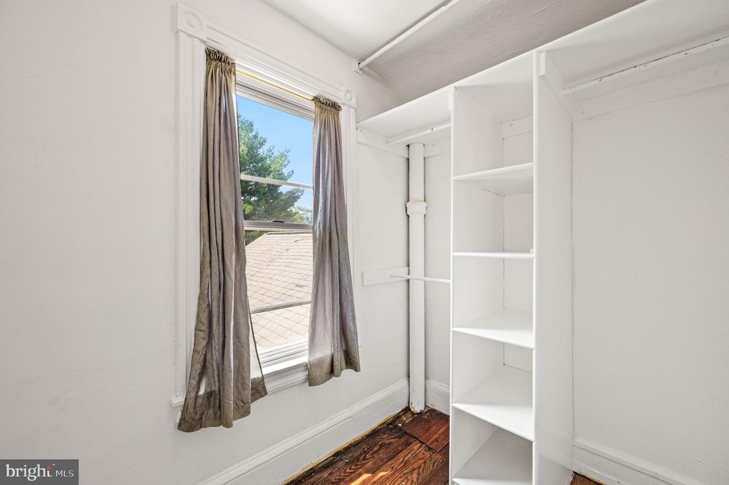 114 Chester Ave Property Photo 24