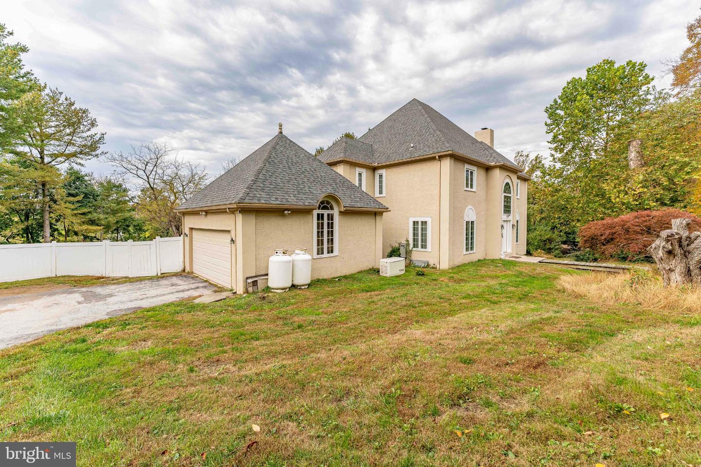 1103 Clover Hill Dr Property Photo 4