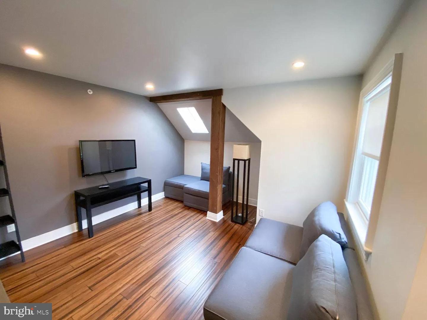 525 W State St Property Photo 7