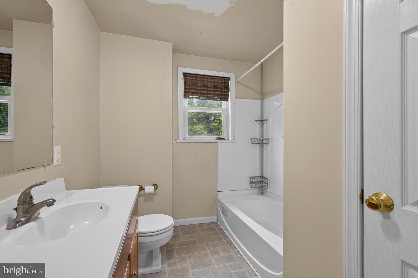 813 Montgomery Ave Property Photo 9