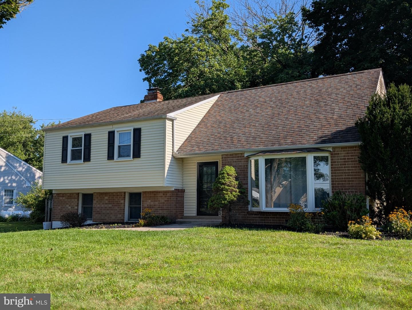 1320 Greentree Ln Property Photo 2