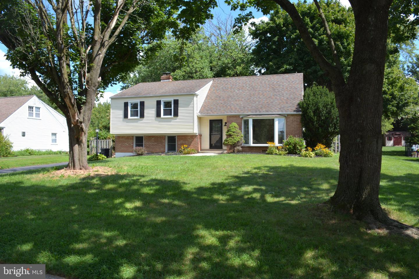1320 Greentree Ln Property Photo 3