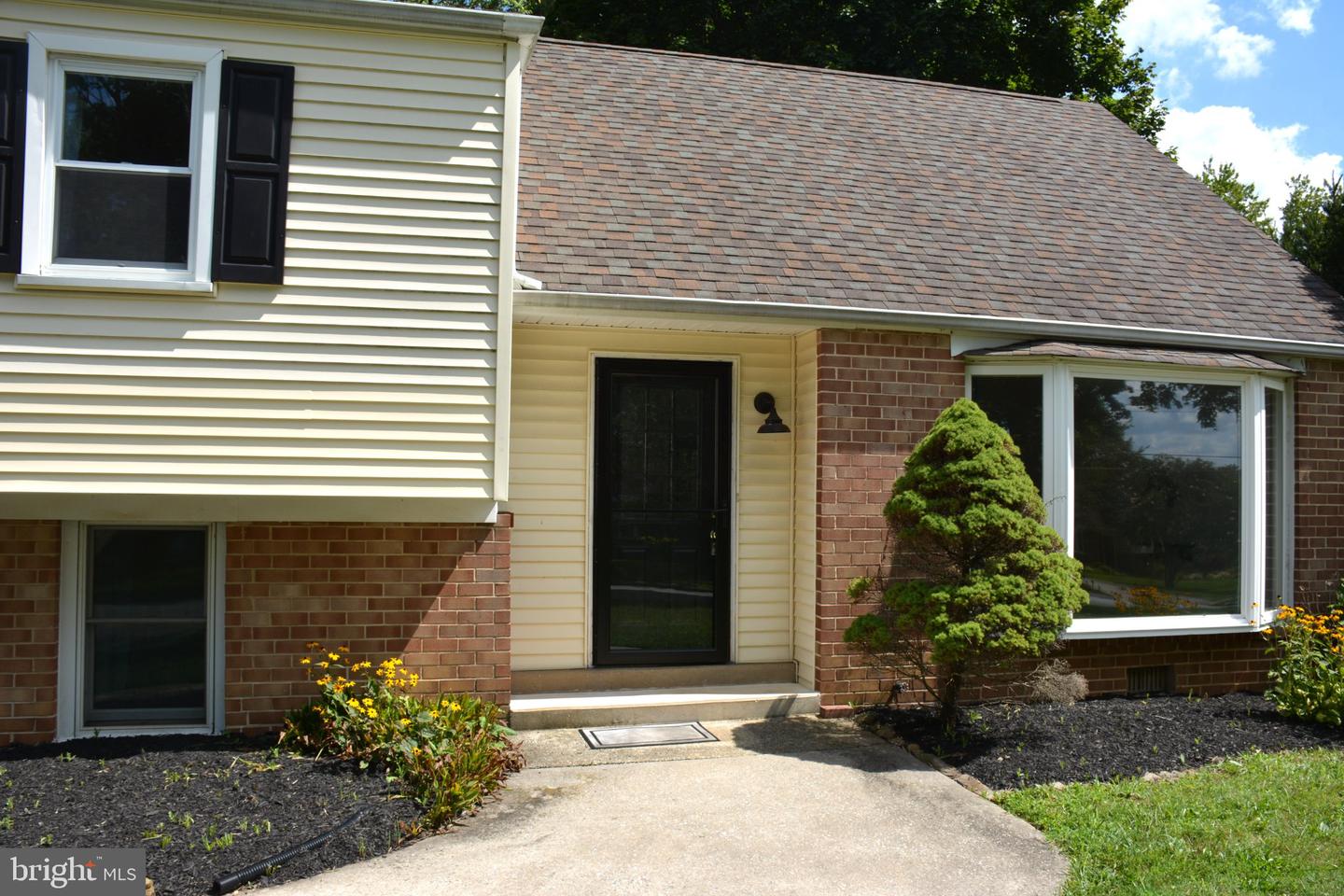 1320 Greentree Ln Property Photo 4