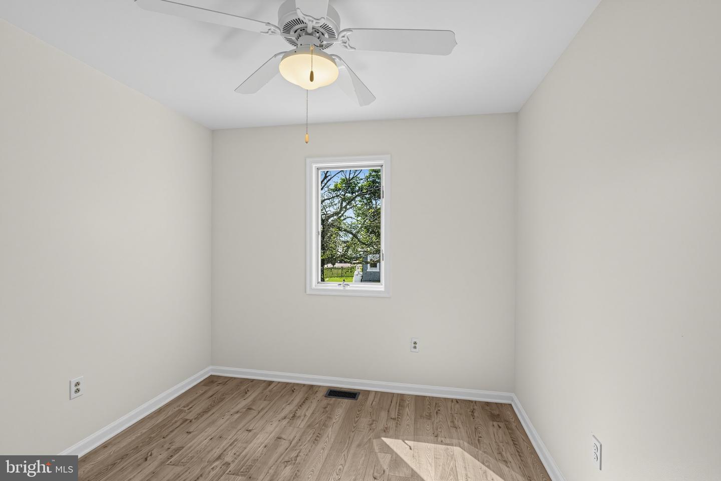 16 Oak St Property Photo 18