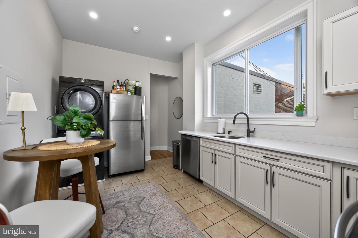 241 Bridge St #apt A Property Photo 2