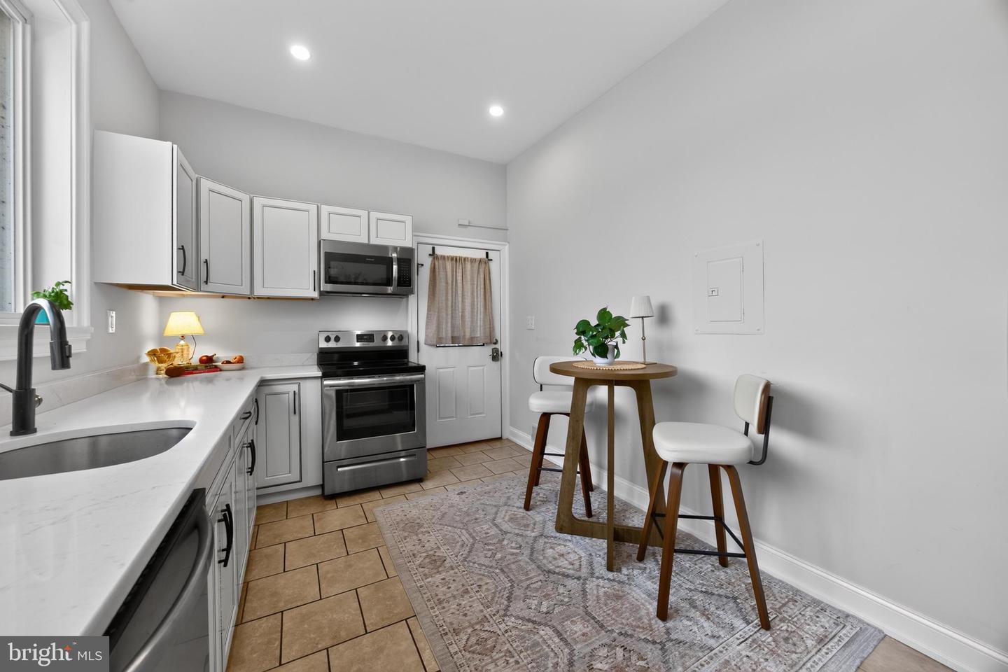 241 Bridge St #apt A Property Photo 4