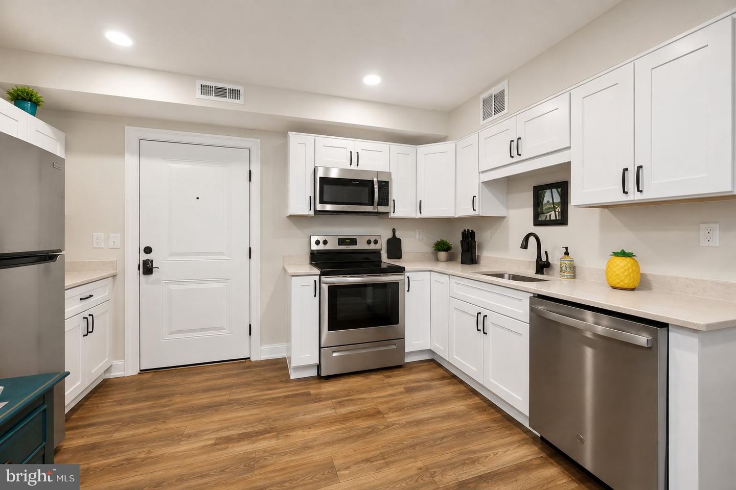 241 Bridge #apt B Property Photo 4