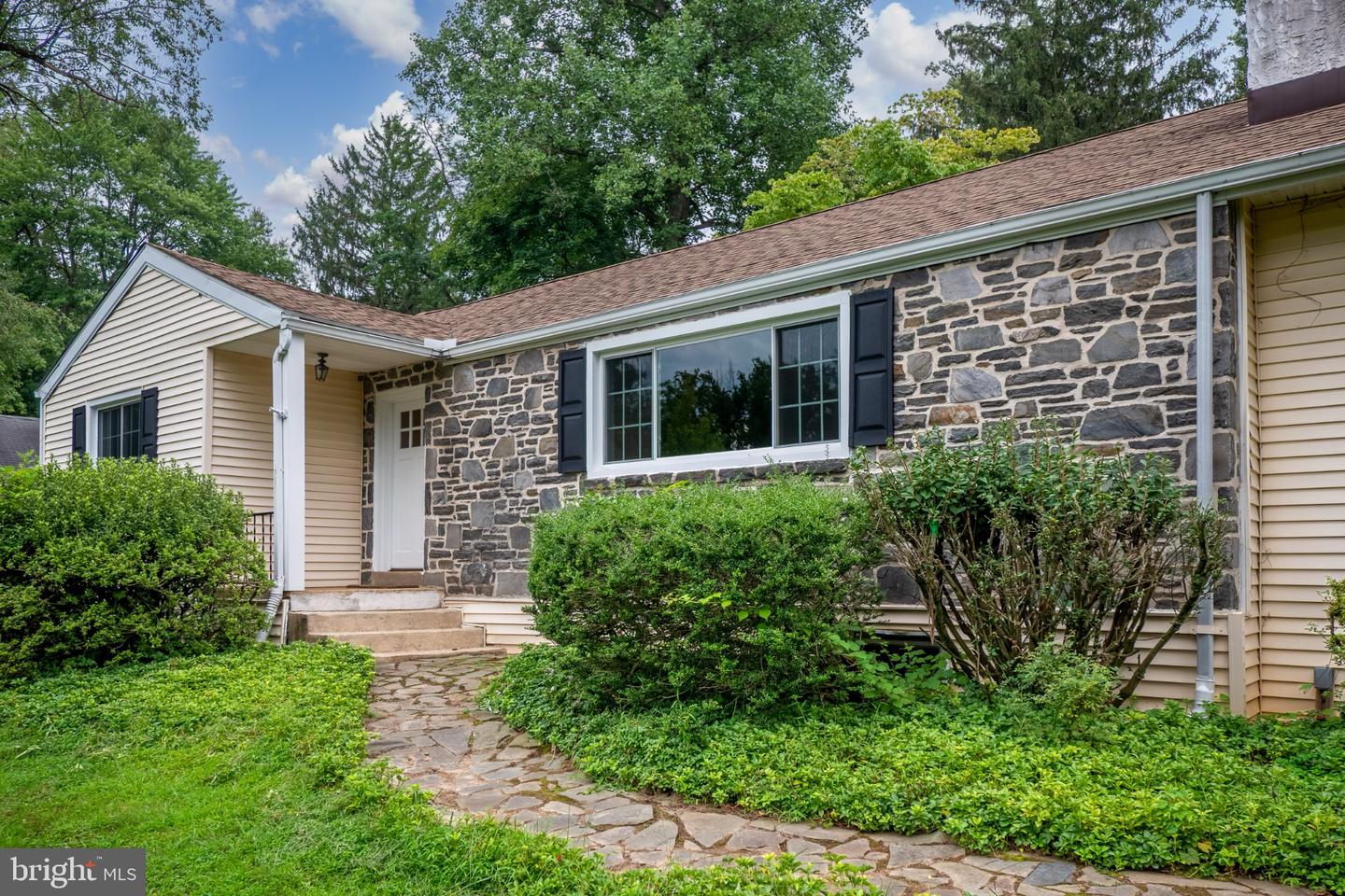4 Carol Ln Property Photo 2