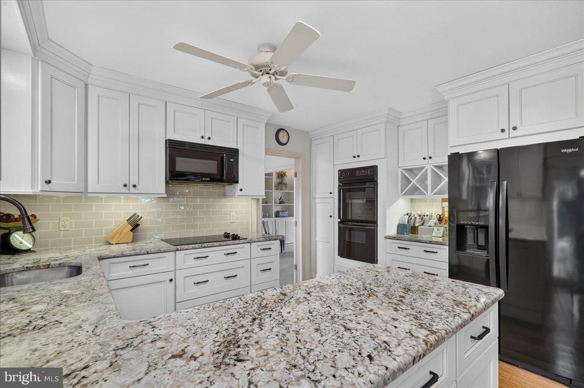 1230 Hawthorne Ln Property Photo 12