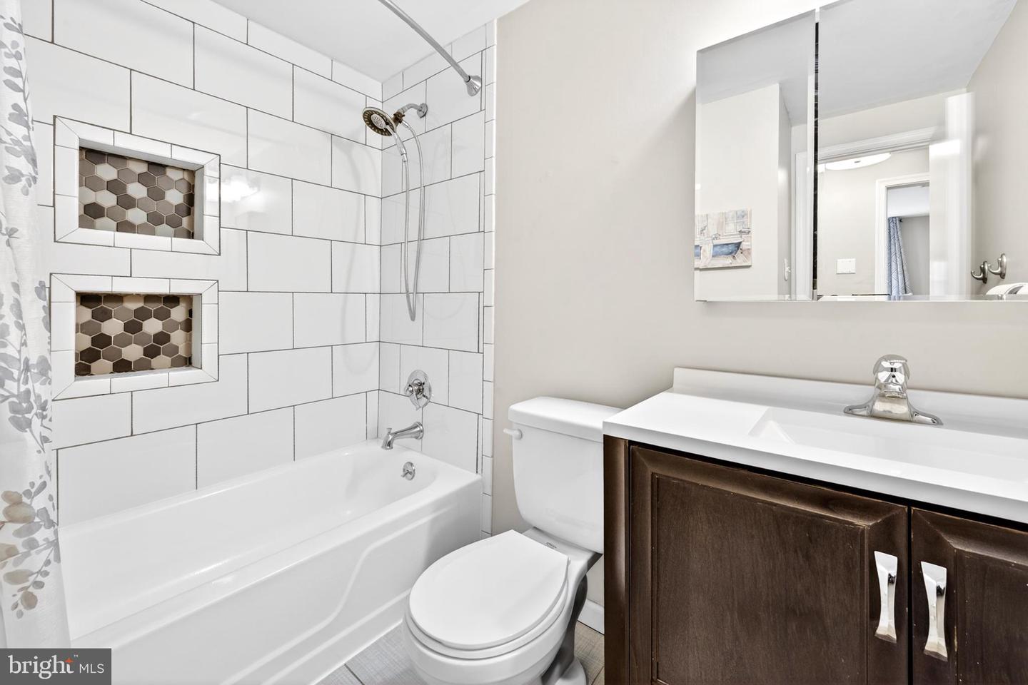 511 W Marshall St Property Photo 18