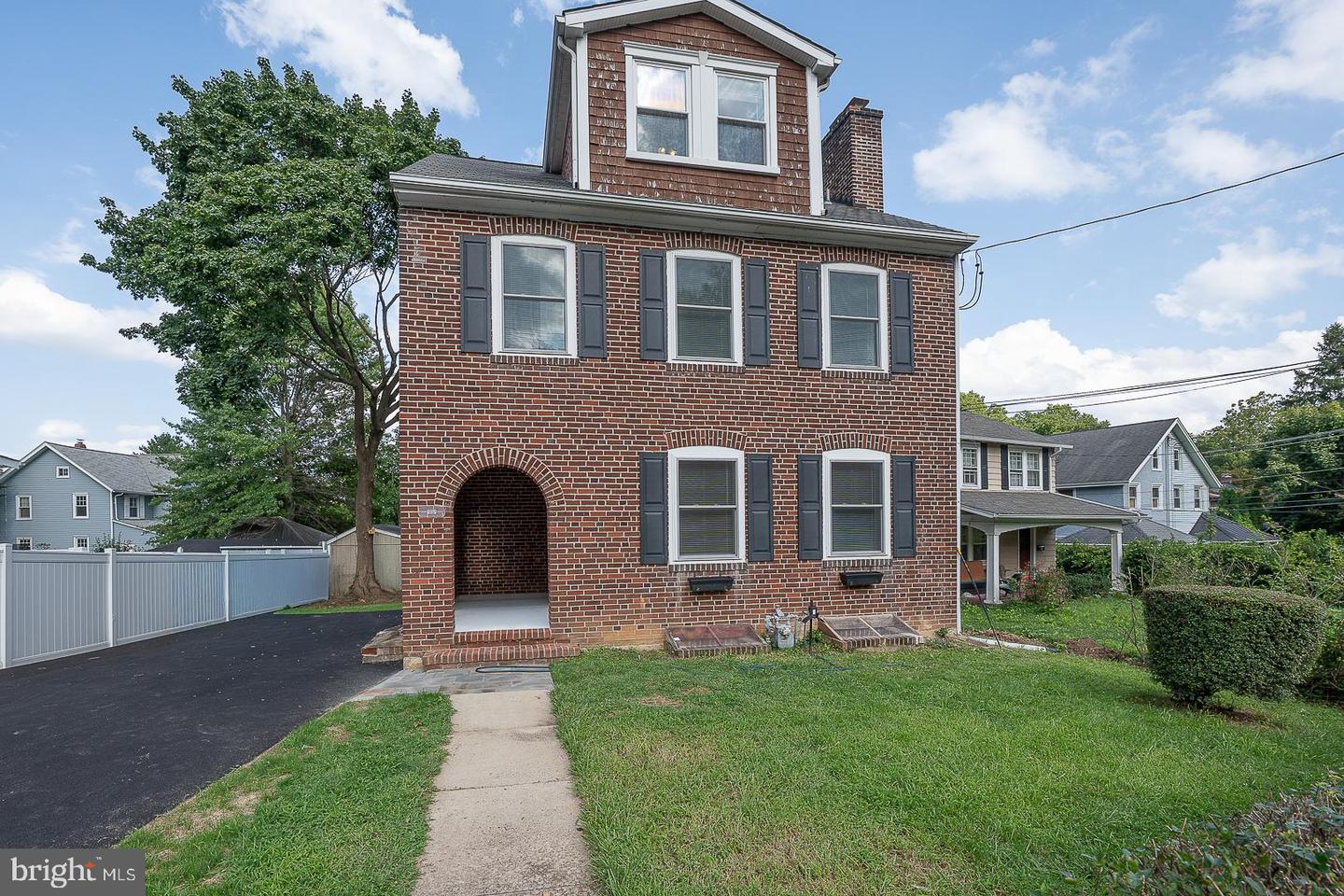 107 W Circular Ave Property Photo 1