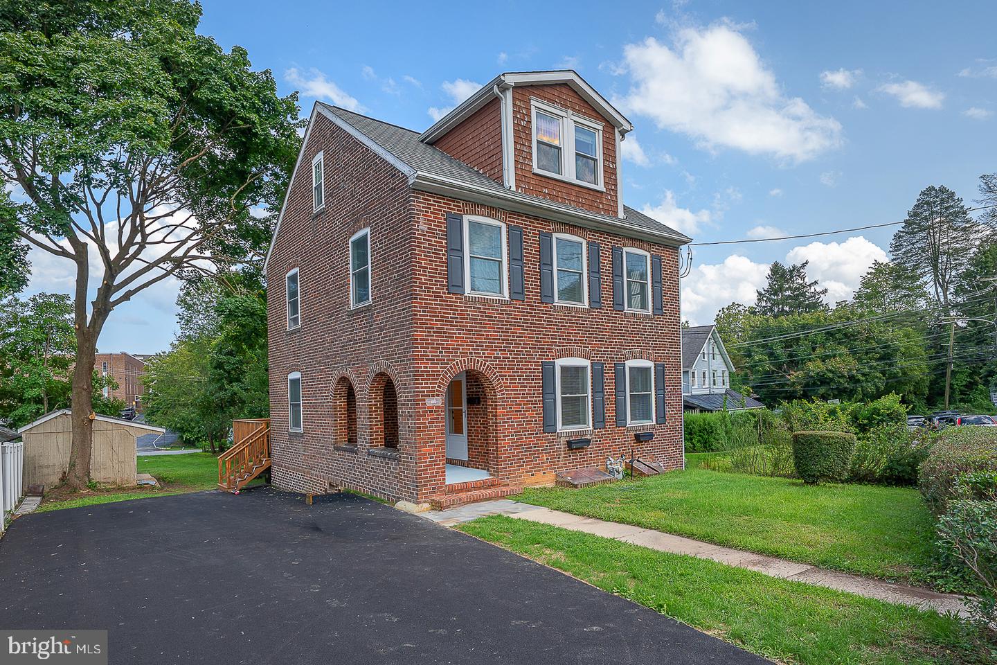 107 W Circular Ave Property Photo 1